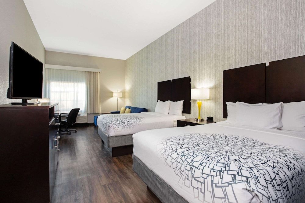Suite, 2 Queen Beds, Non Smoking (Limited View)