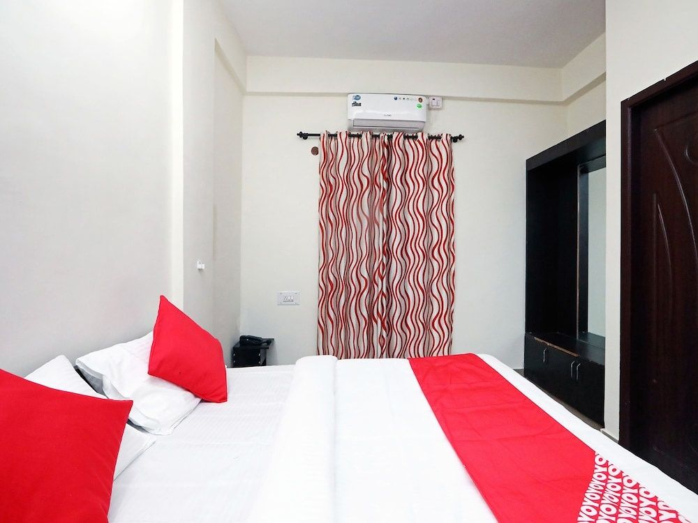 OYO 24948 Golden Sands Standard Room 5