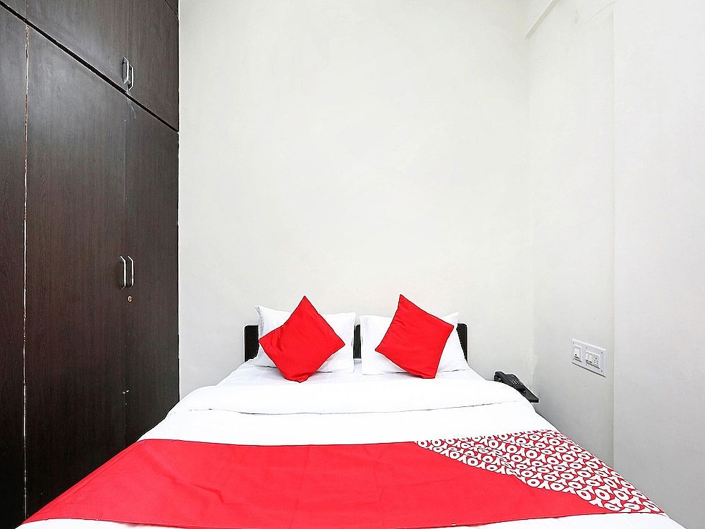 OYO 24948 Golden Sands Standard Room 2