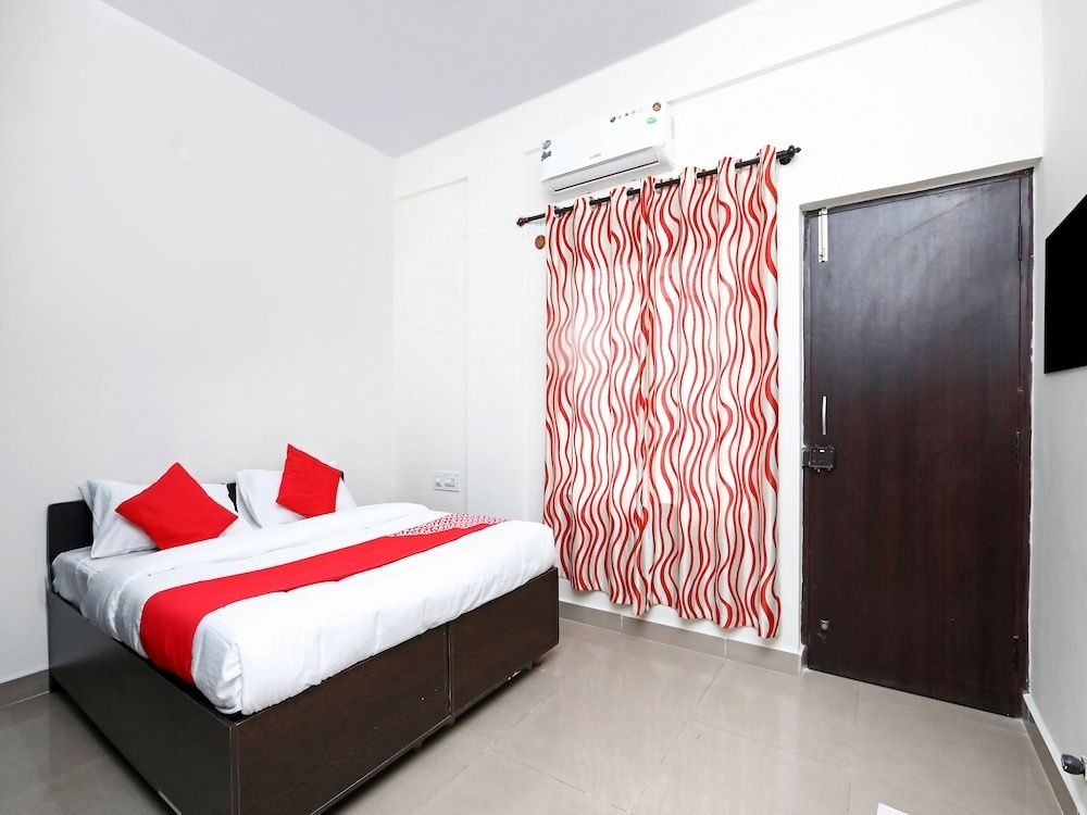 OYO 24948 Golden Sands Standard Room 6