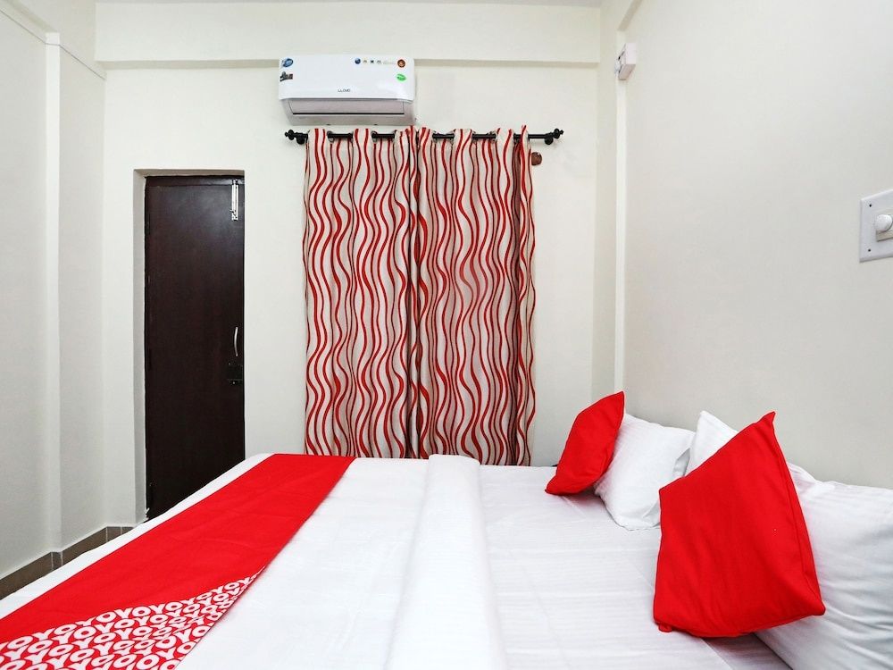 OYO 24948 Golden Sands Standard Room 4