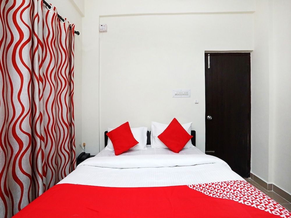 OYO 24948 Golden Sands Standard Room 3