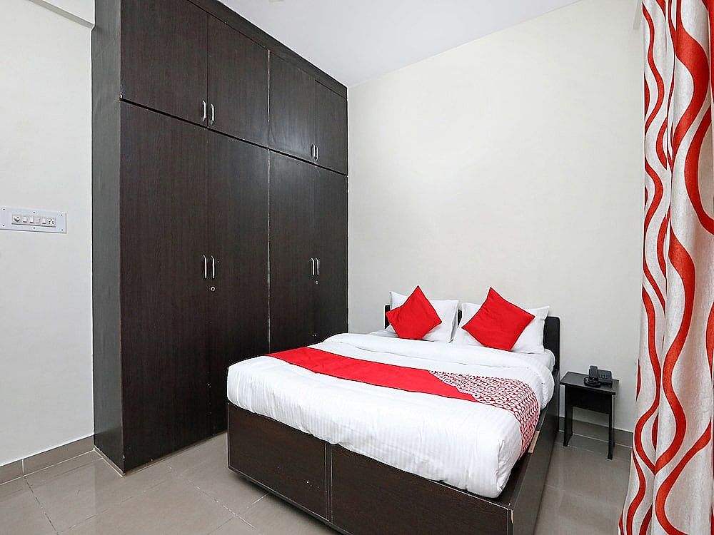 OYO 24948 Golden Sands Standard Room 8