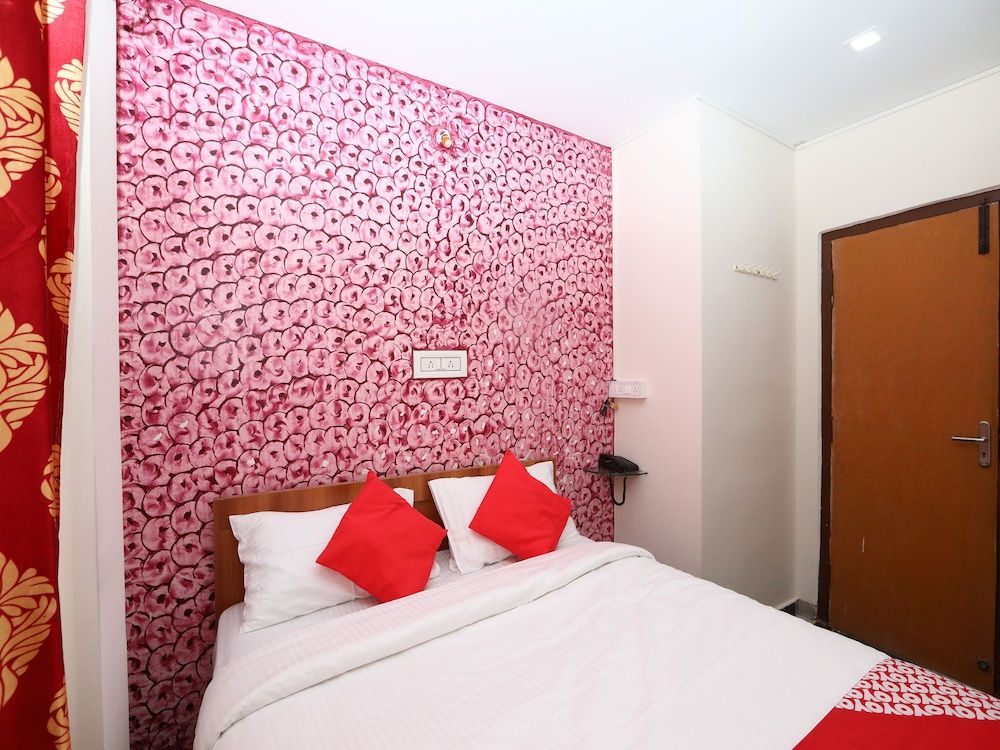 OYO 18348 V Wella Comforts Double Room, 1 Queen Bed