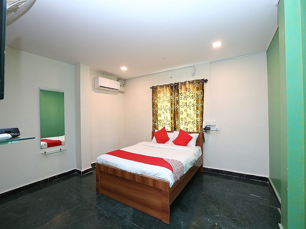 OYO 18348 V Wella Comforts Standard Room 4