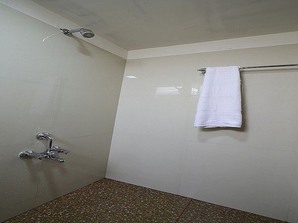 OYO 18487 V Wella Inn Standard Room 10