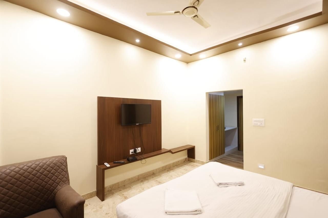 Hotel Kamesh Hut Deluxe Room 8
