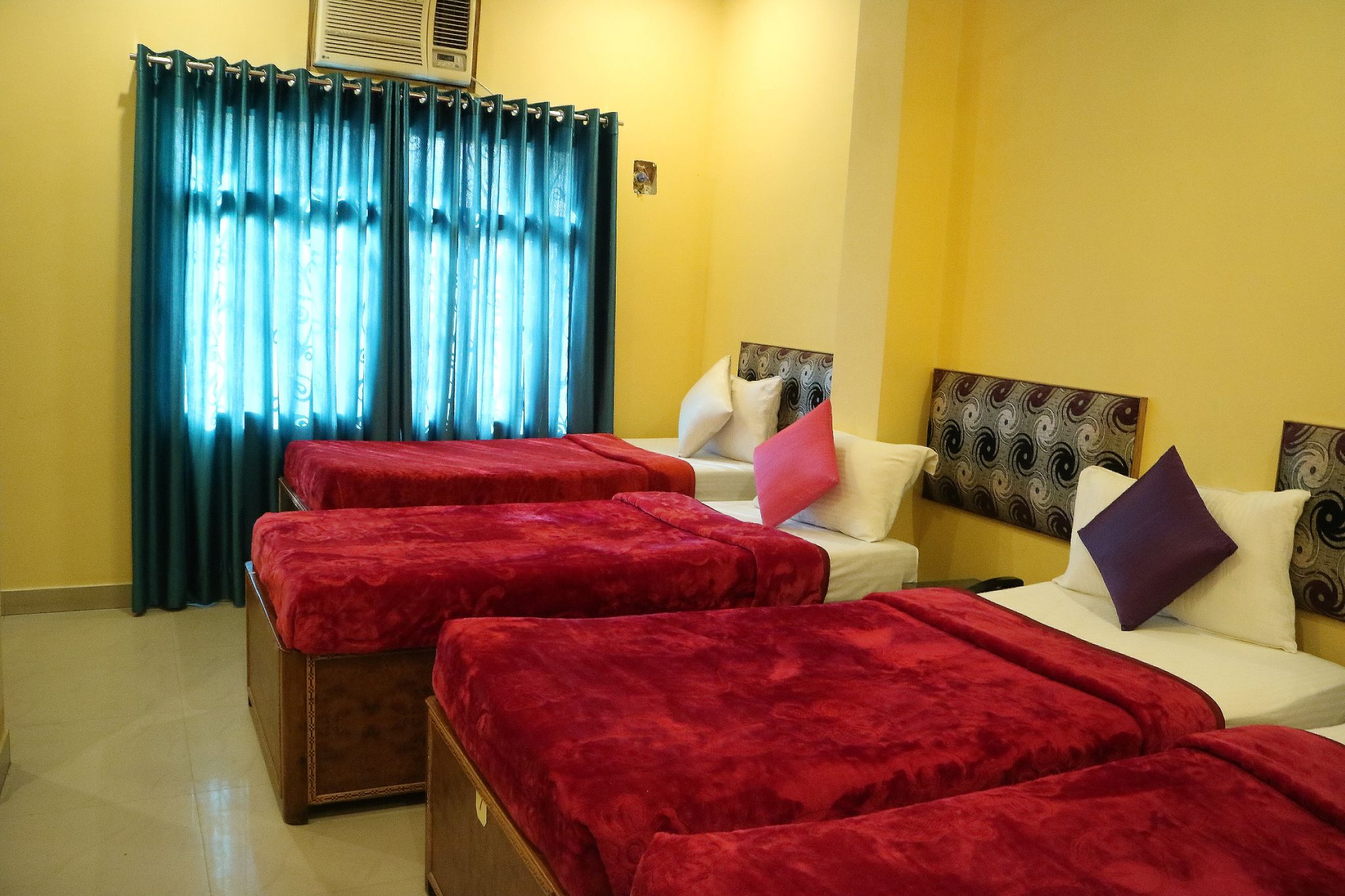 Hotel Samman Air Conditioner Club Triple Room