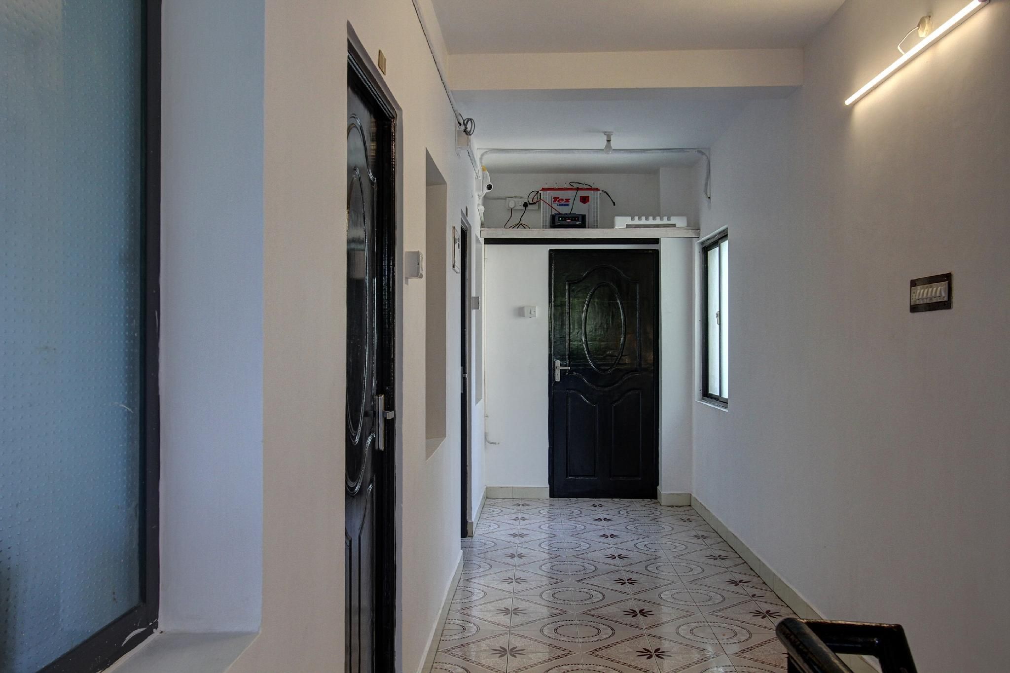 Hotel O roomz Saver Double Room 3