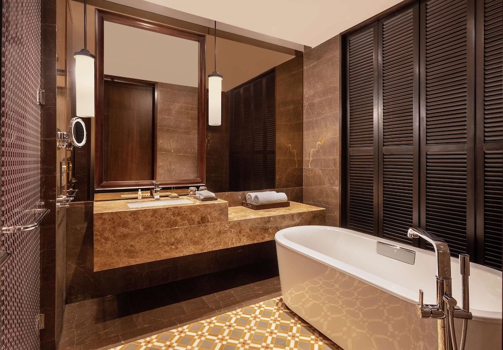 Hilton Goa Resort Candolim Deluxe Room, 2 Queen Beds (Garden sit out) 5