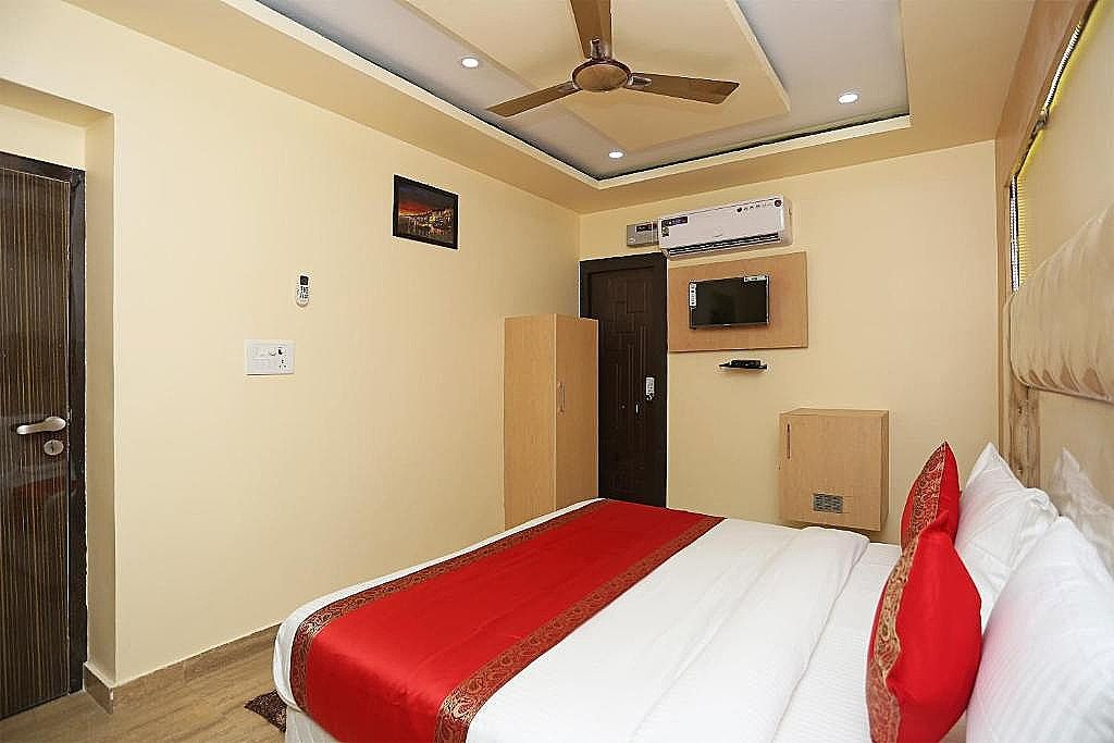 OYO 15530 Hotel G S Residency Deluxe Triple Room 4