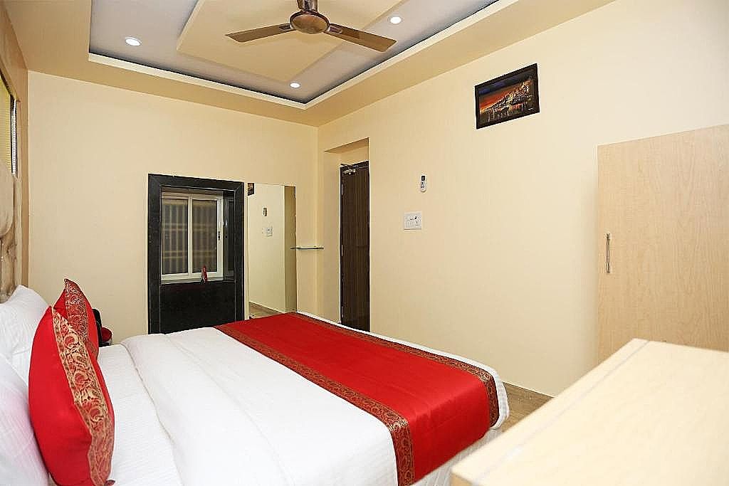 OYO 15530 Hotel G S Residency Deluxe Triple Room 3