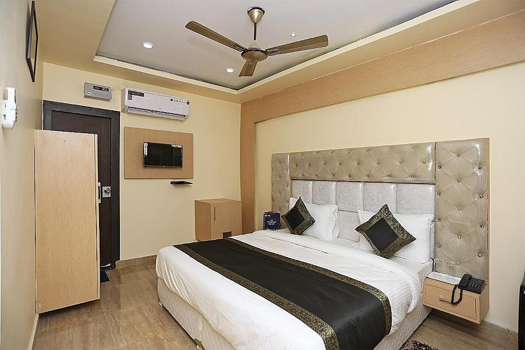 OYO 15530 Hotel G S Residency Classic Triple Room 6
