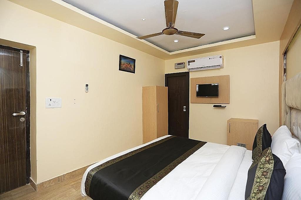 OYO 15530 Hotel G S Residency Classic Triple Room 7