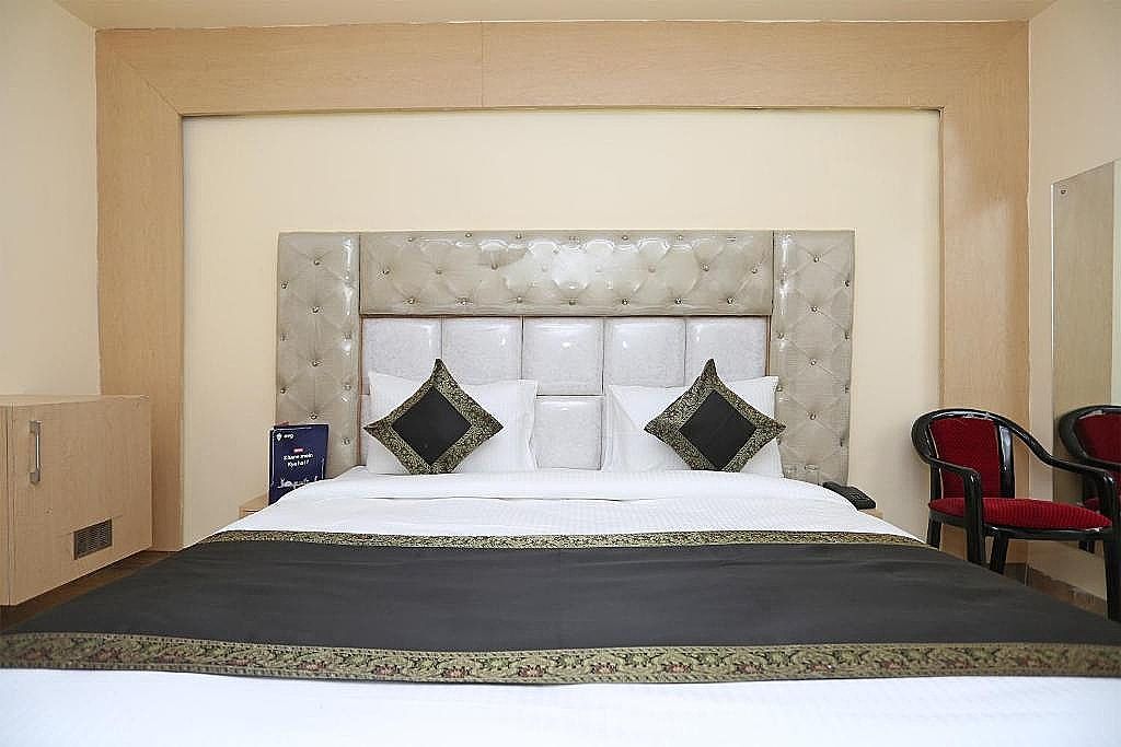 OYO 15530 Hotel G S Residency Classic Triple Room 4