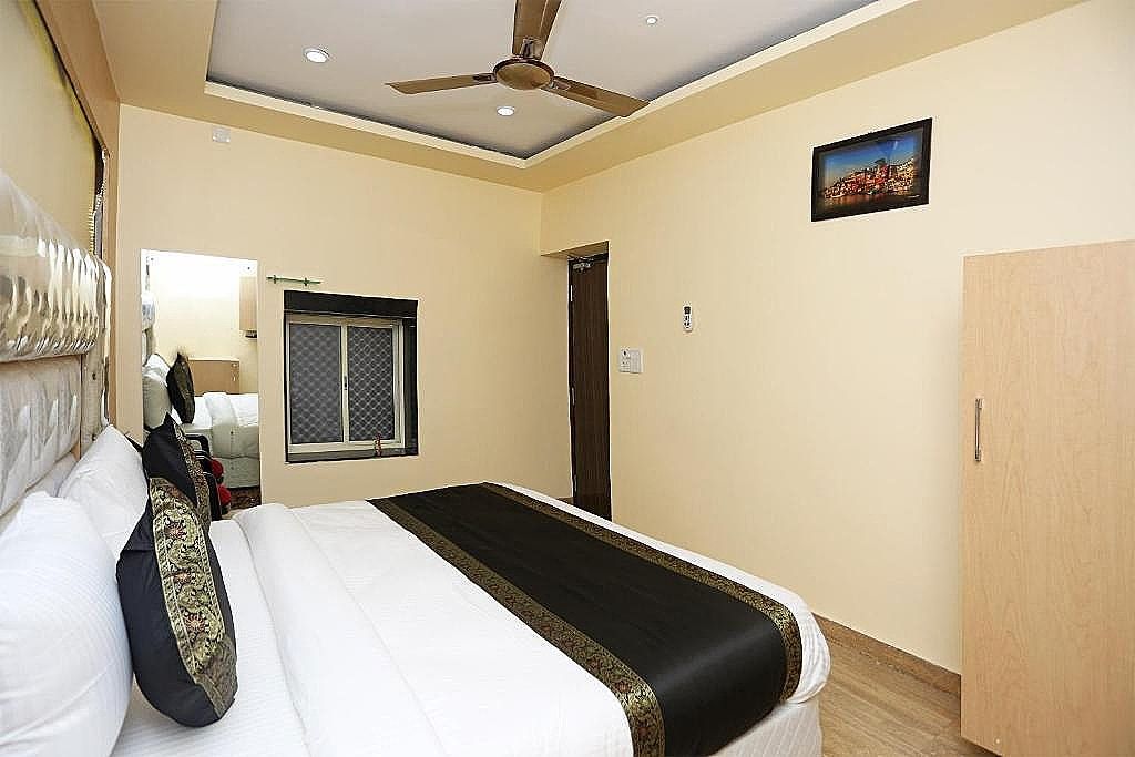 OYO 15530 Hotel G S Residency Classic Triple Room