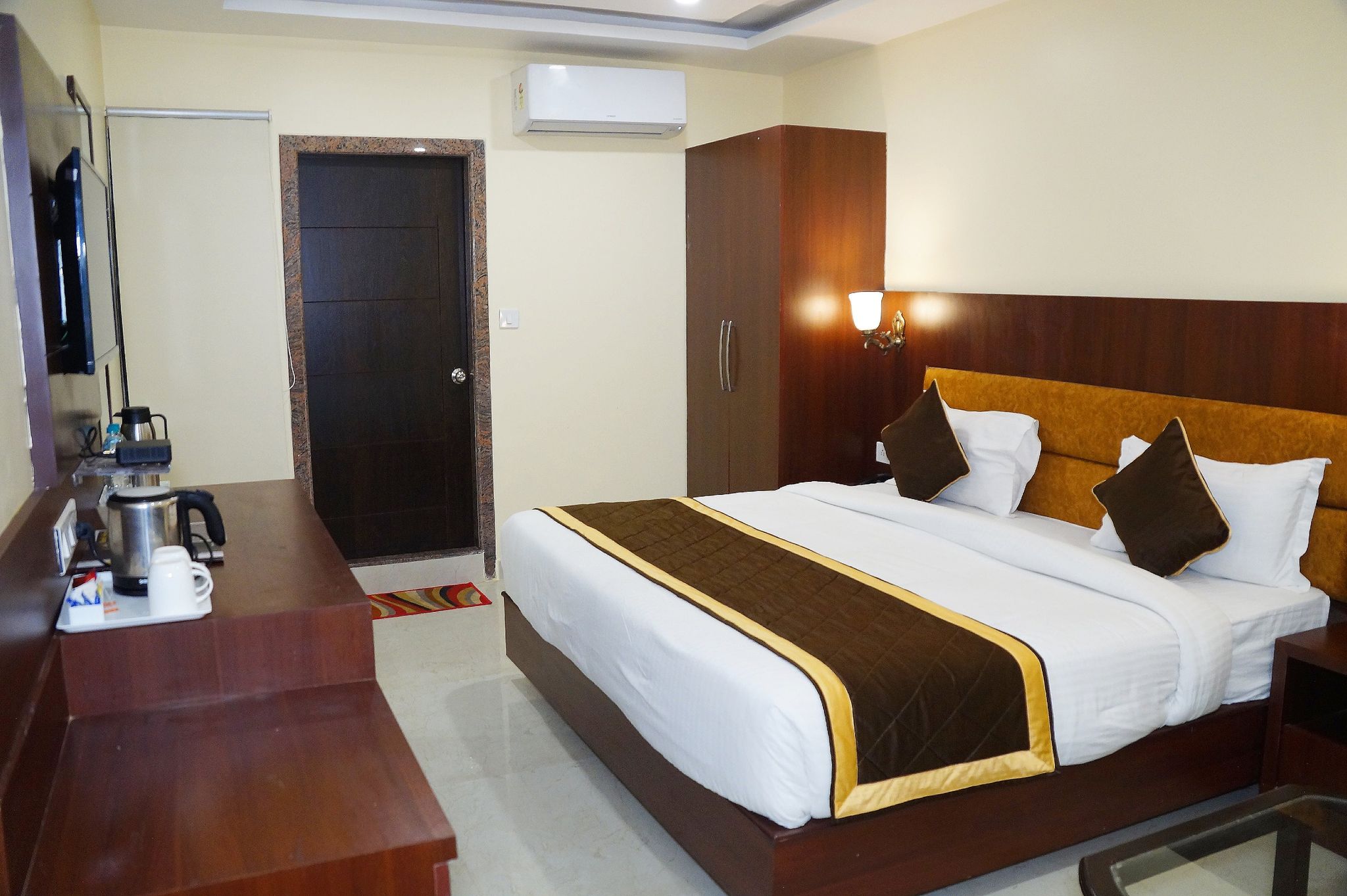 Hotel Shivoy Grand Deluxe Room 6