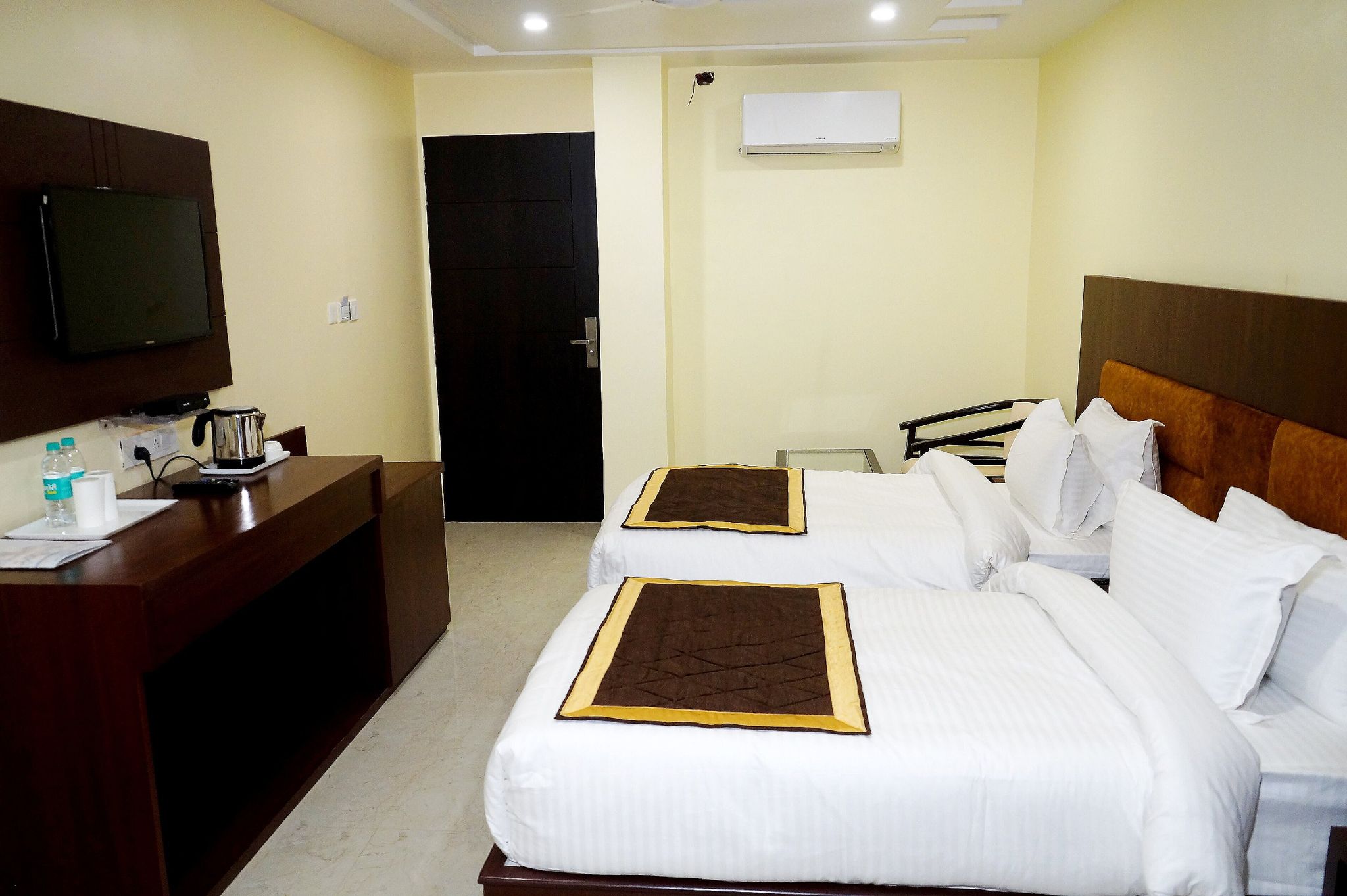 Hotel Shivoy Grand Deluxe Room 4