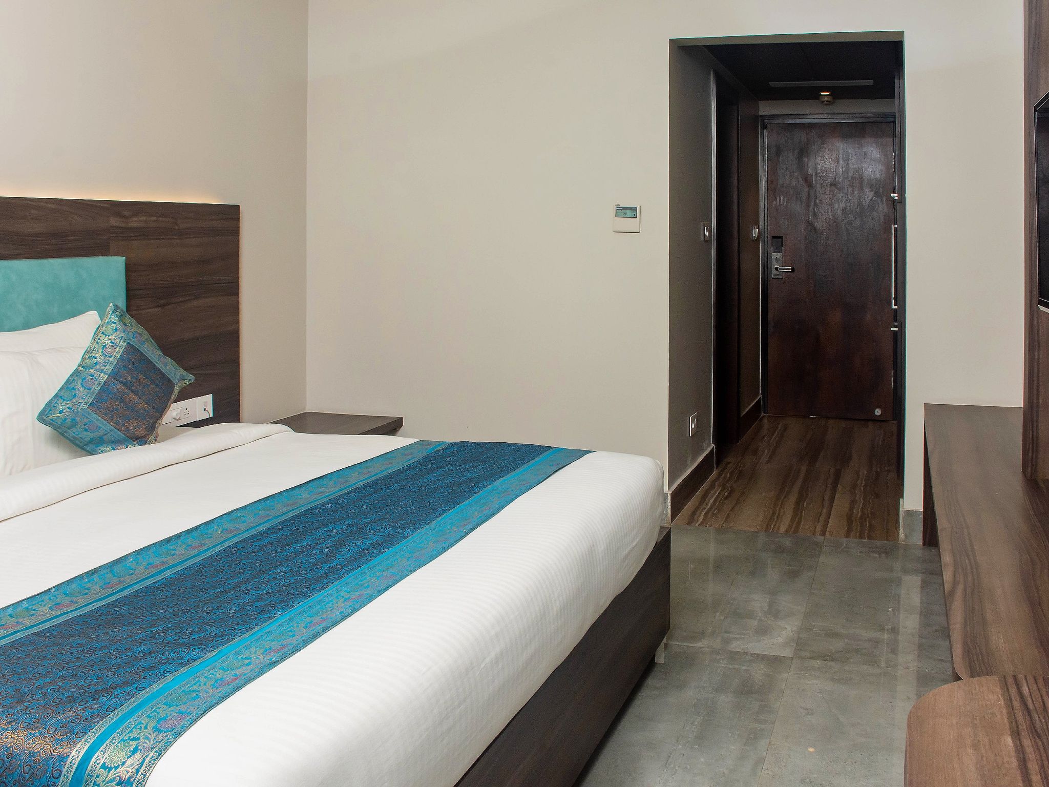 Hotel Abhinav International Deluxe Room 9