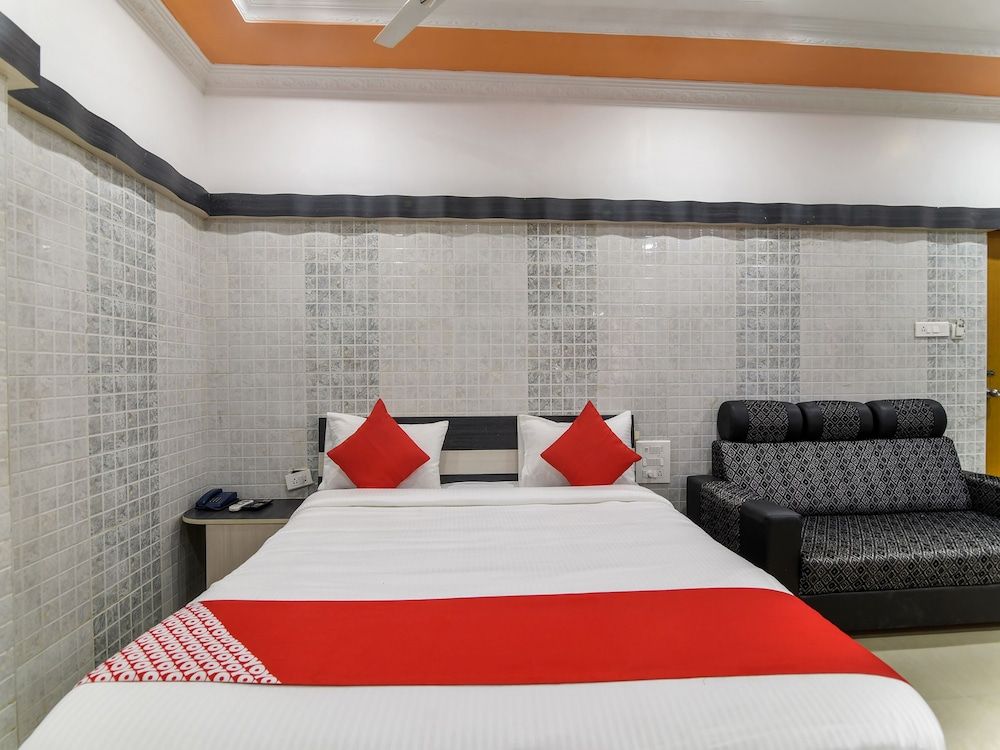 OYO 30545 Hotel Jeevan Park Double or Twin Room 5