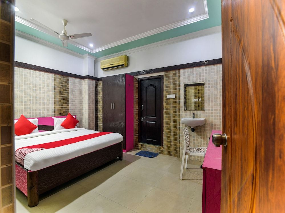 OYO 30545 Hotel Jeevan Park Double or Twin Room 8