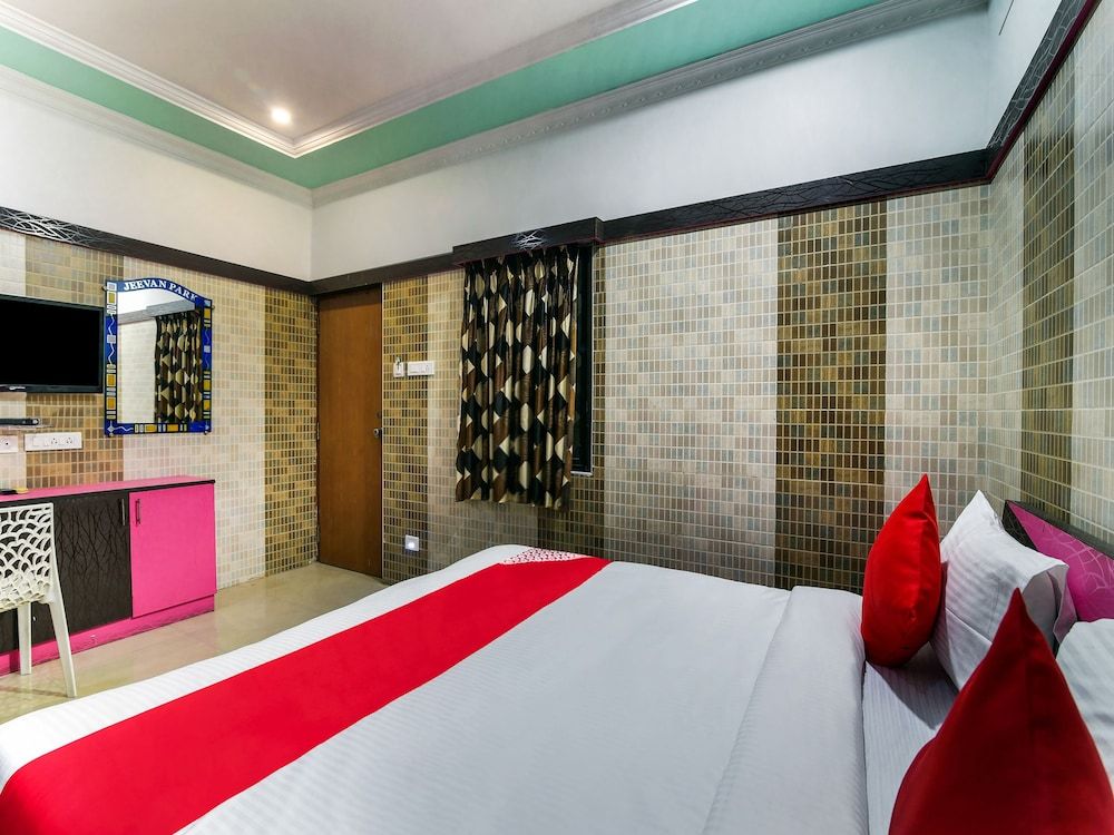 OYO 30545 Hotel Jeevan Park Double or Twin Room 9