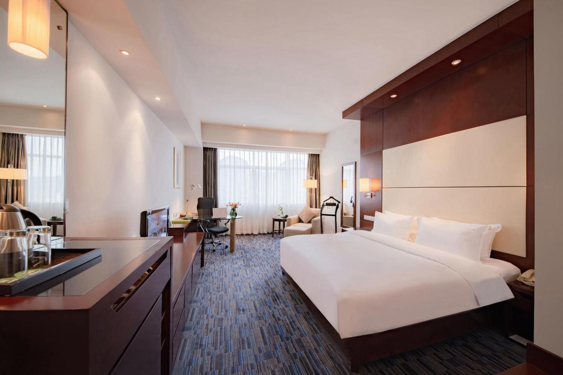 Holiday Inn Xiaoshan By IHG Superior King Bed