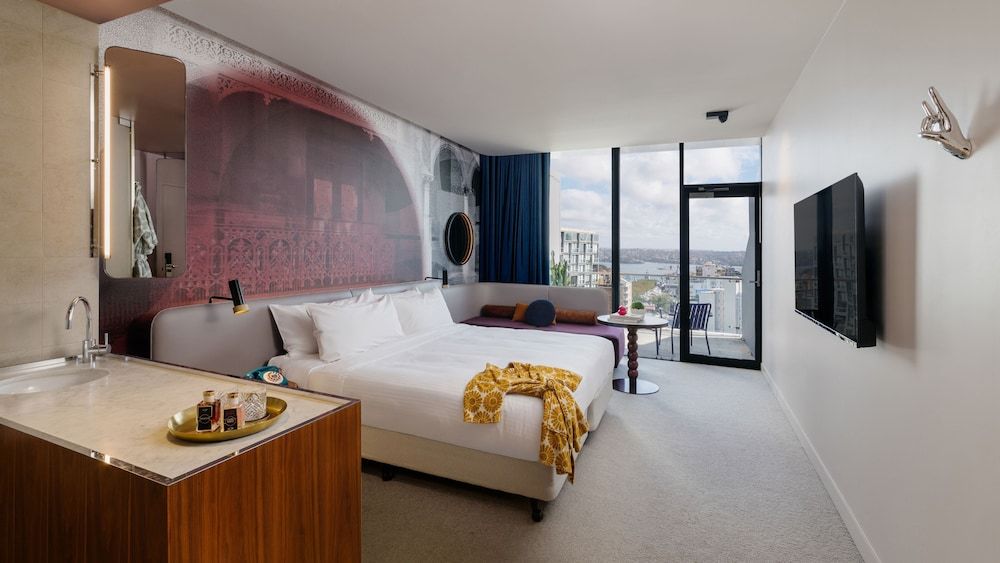 Hotel Indigo Sydney Potts Point by IHG Standard Room, 1 King Bed, Balcony, Harbor View 2
