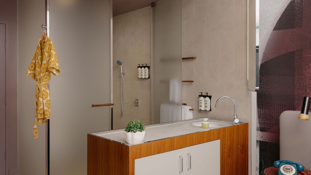 Hotel Indigo Sydney Potts Point by IHG Standard Room, 1 King Bed, Balcony, Harbor View 4