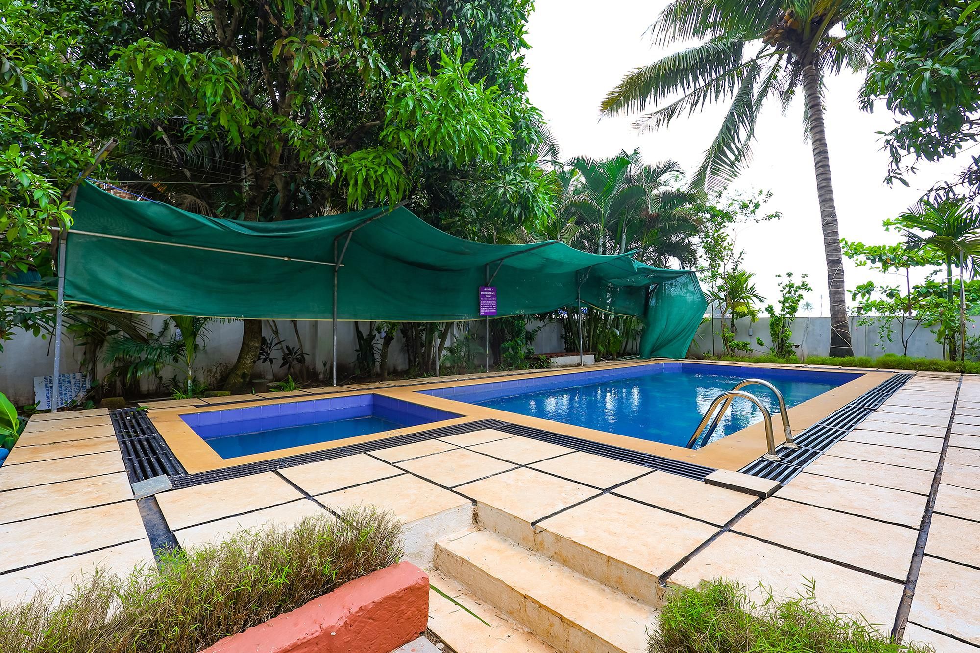 Swimming pool [outdoor]