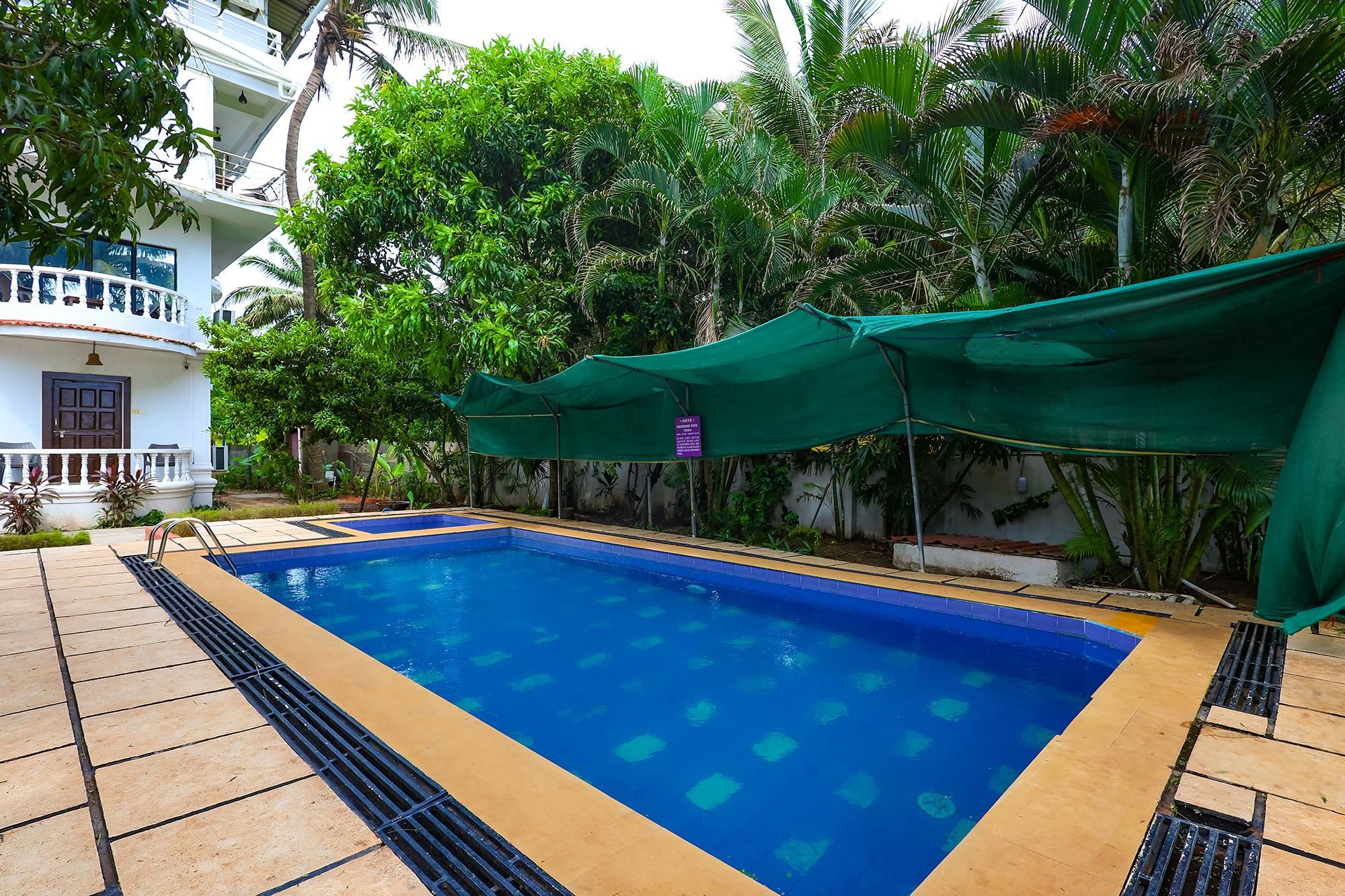 Swimming pool [outdoor]