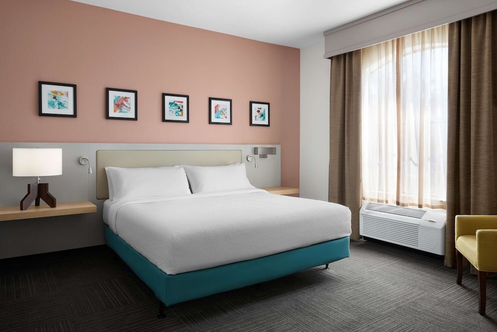King Suite, Accessible (Roll-In Shower)