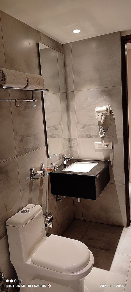 Le Lotus Grand Deluxe Room 2