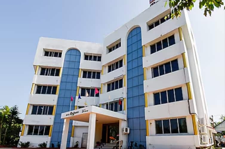Rajhans Hotel And Resort