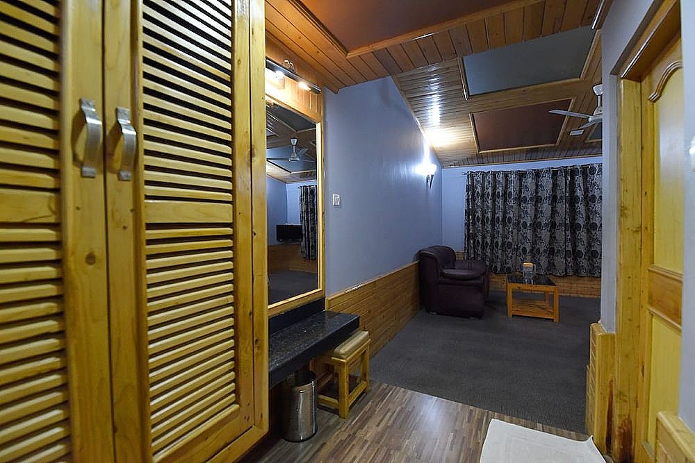 OYO 13218 Hotel Hollywood Deluxe Double or Twin Room, 1 King Bed 3