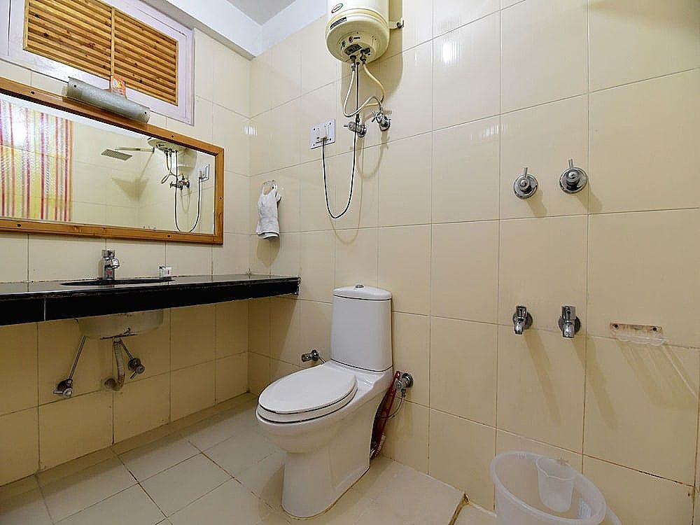 OYO 13218 Hotel Hollywood Double or Twin Room 8