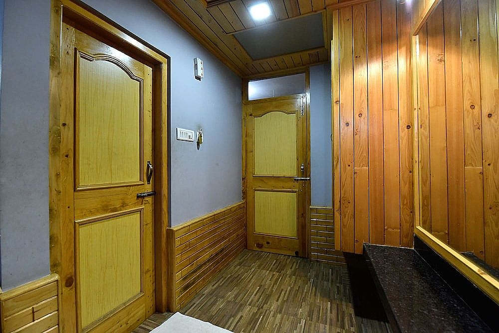 OYO 13218 Hotel Hollywood Deluxe Double or Twin Room, 1 King Bed 2