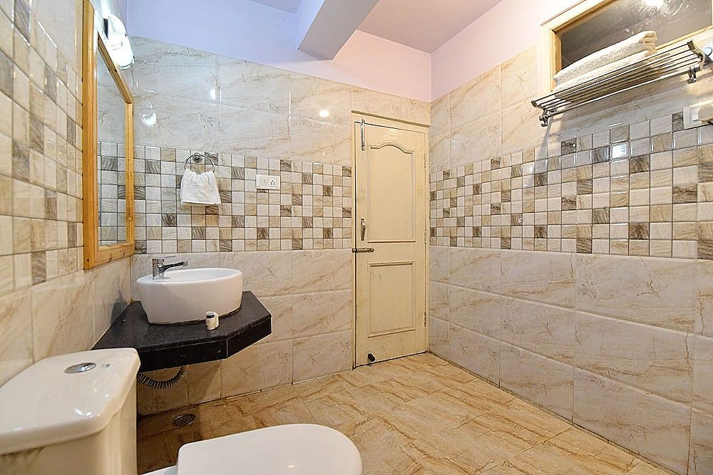 OYO 13218 Hotel Hollywood Deluxe Double or Twin Room, 1 King Bed 4