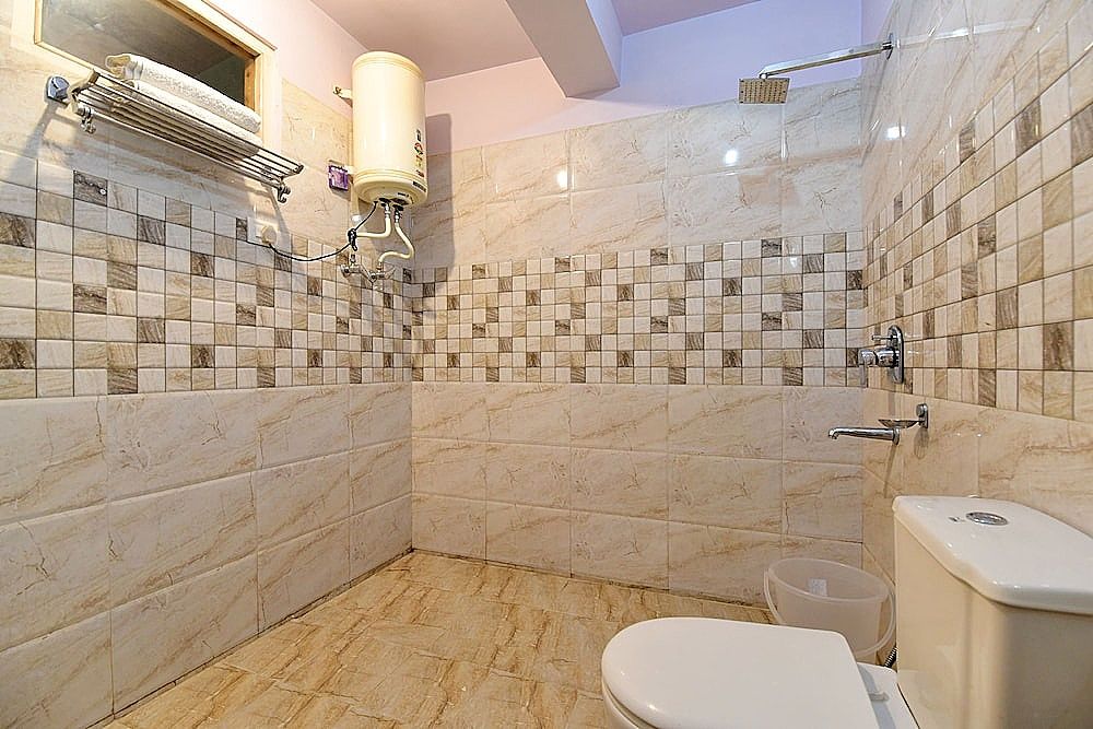 OYO 13218 Hotel Hollywood Deluxe Double or Twin Room, 1 King Bed