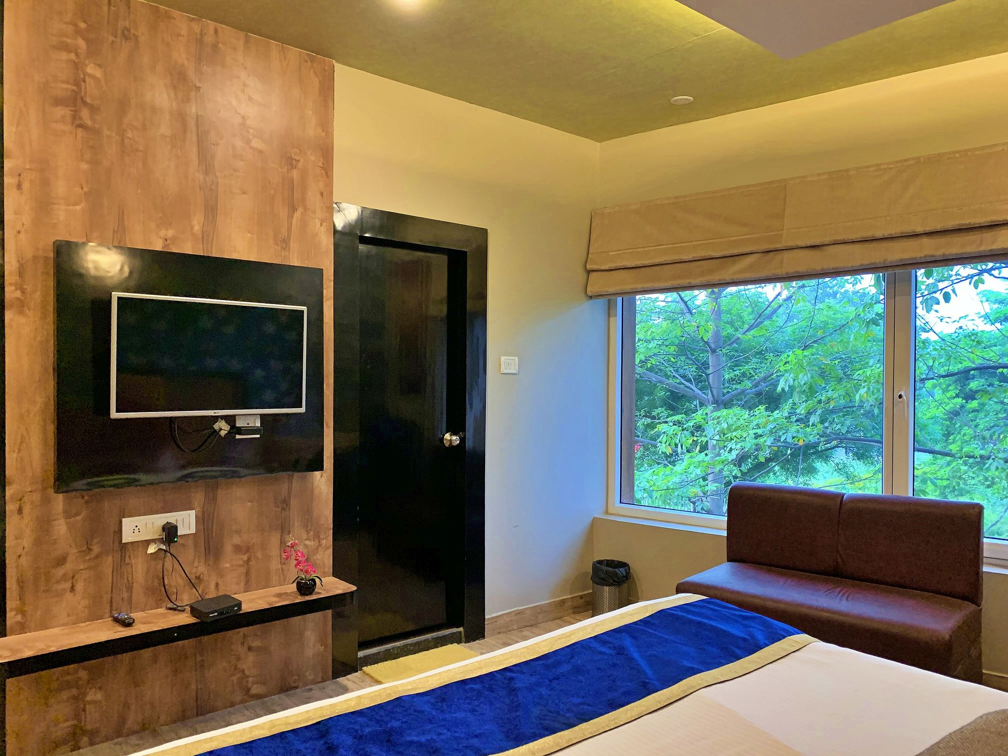 Hotel Runway Inn Premium Economy Room  5