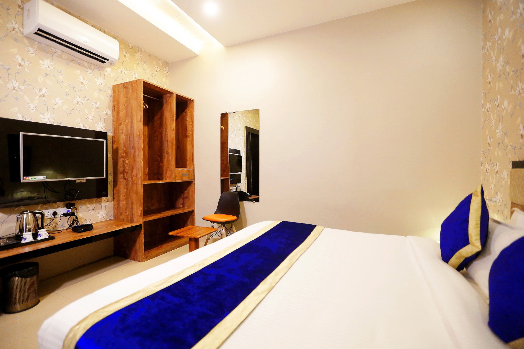 Hotel Runway Inn Premium Economy Room  9