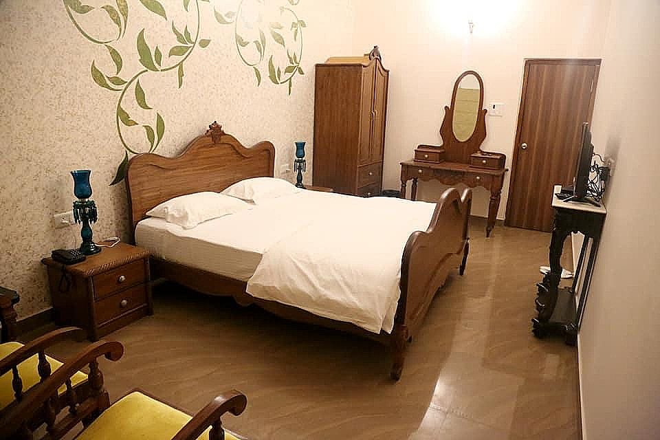 Vijaigarh Kothi Super Deluxe Room 6