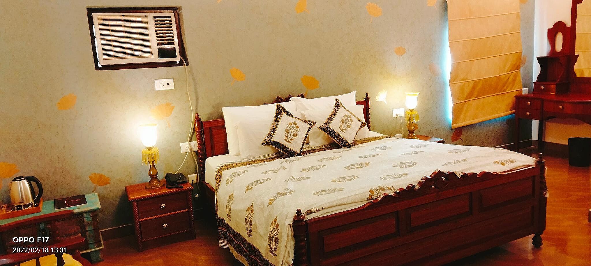 Vijaigarh Kothi Super Deluxe Room 7