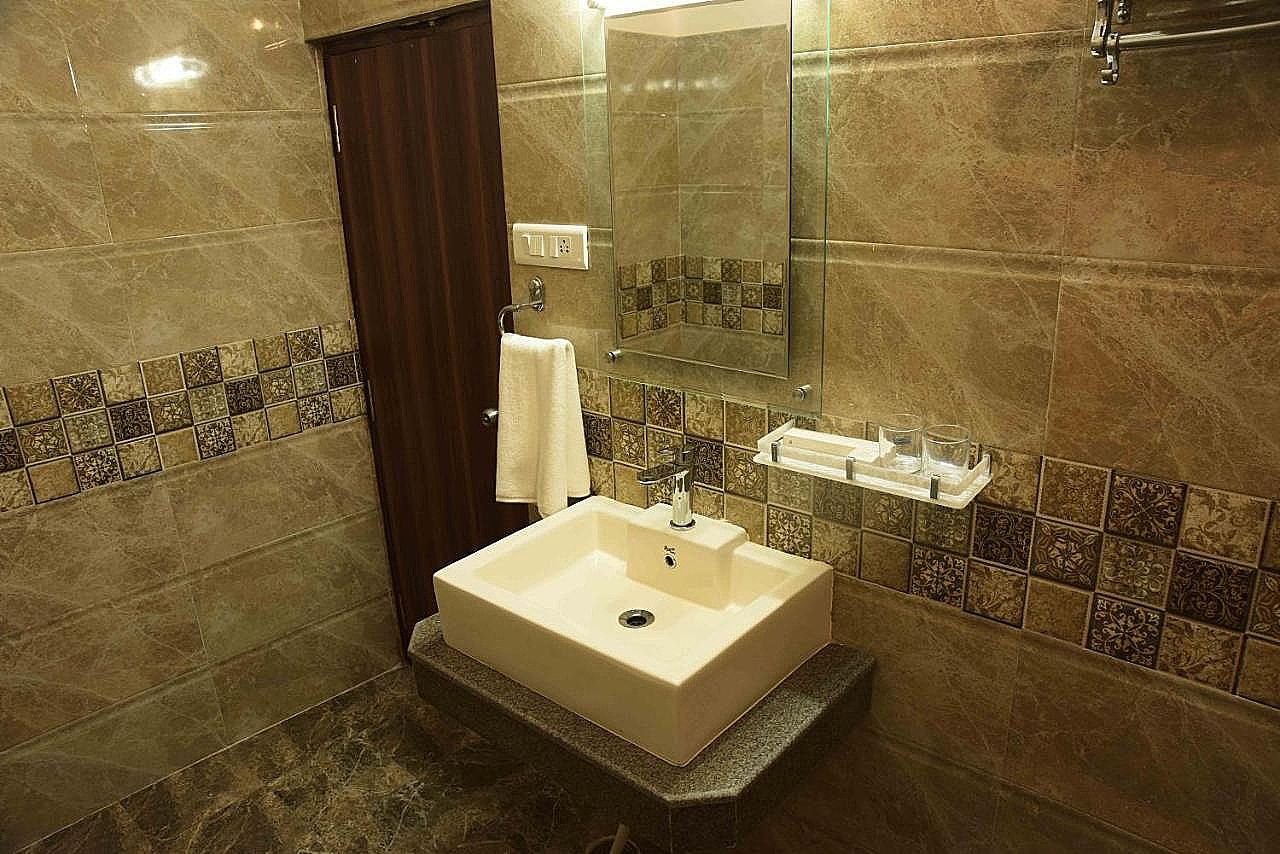Vijaigarh Kothi Super Deluxe Room 9