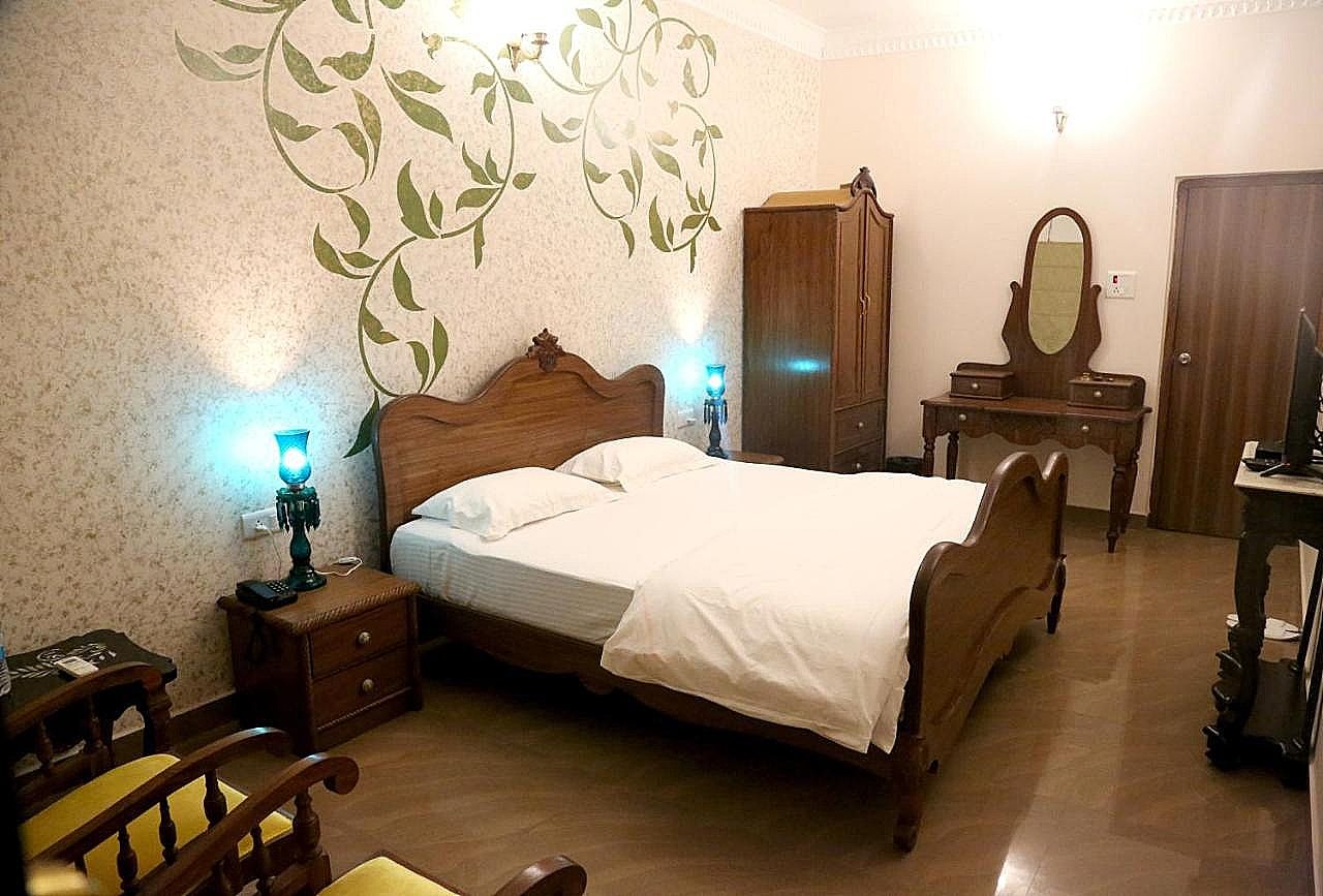 Vijaigarh Kothi Super Deluxe Room 5