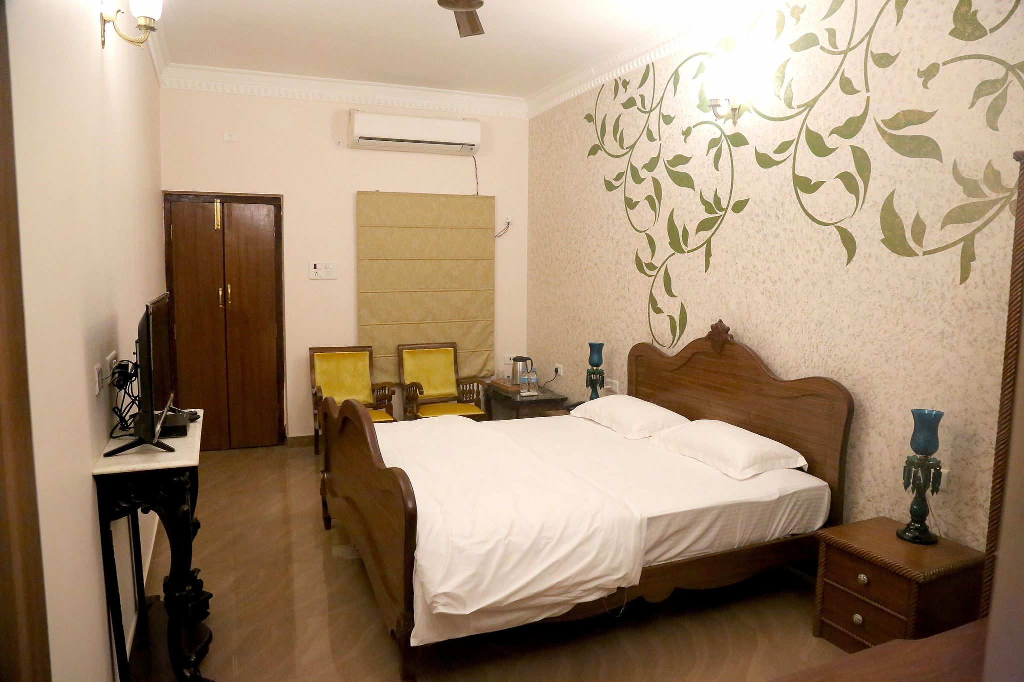 Vijaigarh Kothi Super Deluxe Room 4