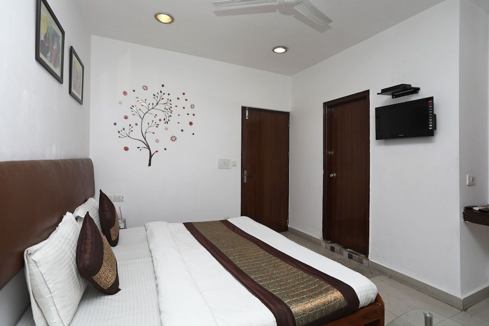 OYO 14777 White Tiger Villa Standard Room 4