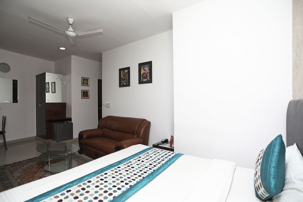 OYO 14777 White Tiger Villa Standard Room 8