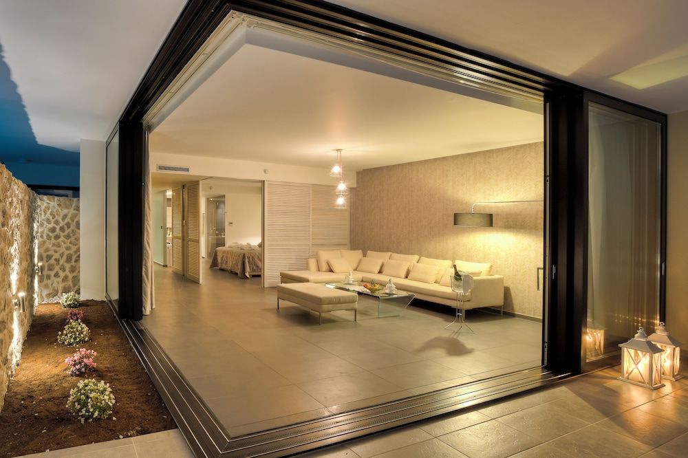 Executive Suite, Private Pool