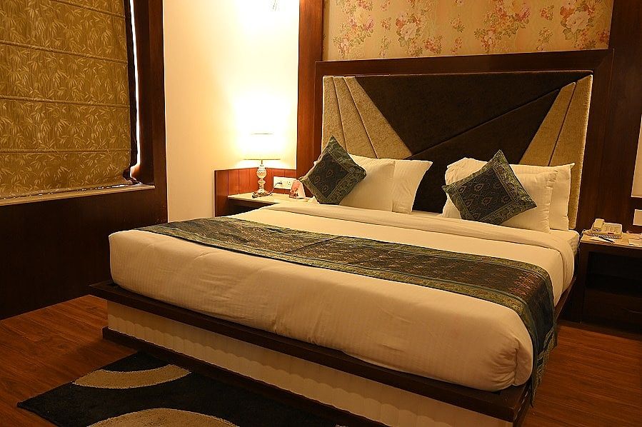 Hotel Square Inn Deluxe Room 8